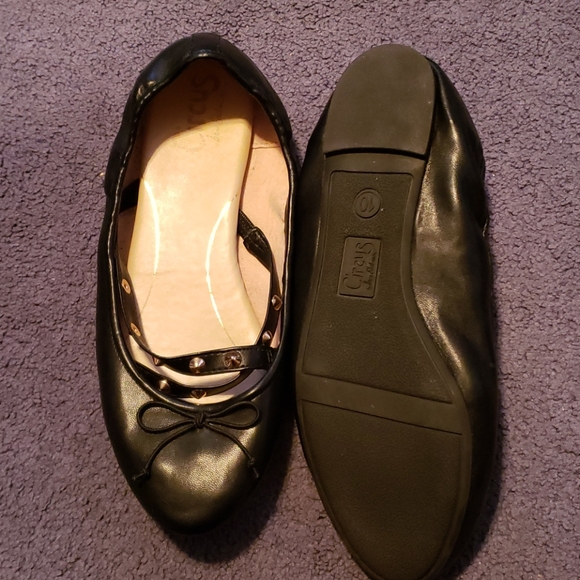 Flats - Picture 2 of 3